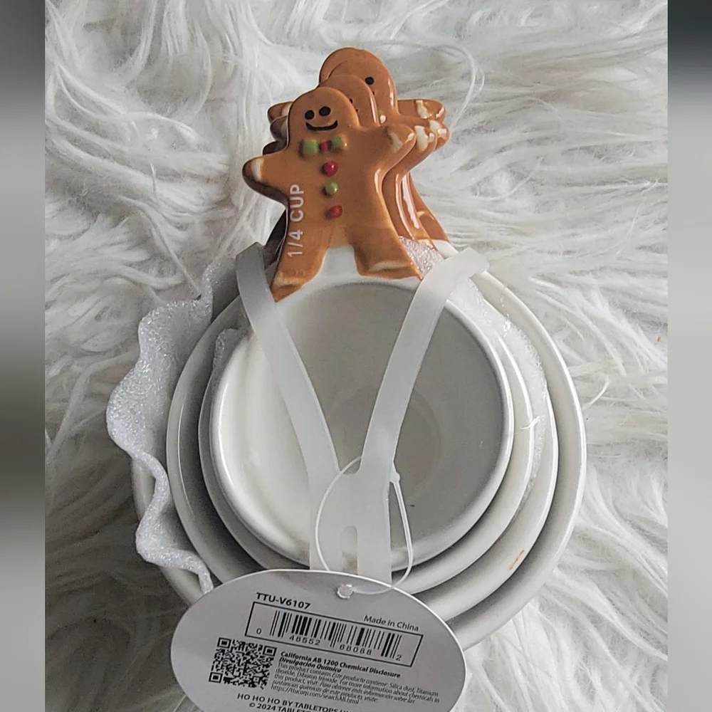 NWT Gingerbread Measuring Cup Set